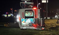 Otomobil ile ambulans çarpıştı
