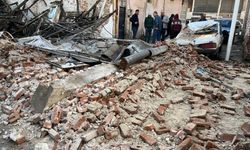 Sağanak yağış binayı yıktı