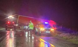 Tır şarampole uçtu