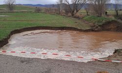 Yol çöktü, 25 metre çukur oluştu
