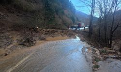 Yol çöktü, trafik durdu