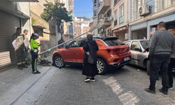 Aydın’da otomobil direği devirdi