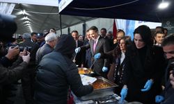 Başkan Çerçioğlu, Bakan Bayraktar ile birlikte Atatürk Kent Meydanı’nda düzenlenen iftarda vatandaşlarla bir araya geldi