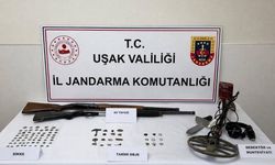 Ev baskınında 63 sikke yakalandı