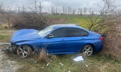 İçinde 3 kişi olan otomobil şarampole girdi