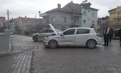 İki otomobil çarpıştı 1 bebek 3 kişi yaralandı