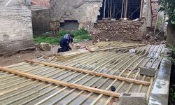 Kapalı inşaat çukuruna düştü, ekipler harekete geçti