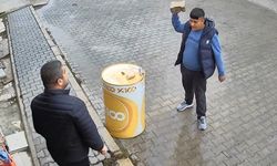 Kavgada varil, parke taşı ve masayı karşı tarafın üzerine attı