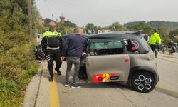 Kuşadası’nda otomobil ile elektrikli araç kafa kafaya çarpıştı