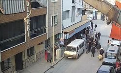 Mahalle bakkalına otomobil ile daldı