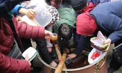 Mesir Macunundan alabilmek için kazanın içine girdiler