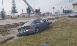 Otomobil elektrik direğine çarptı