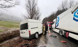 Otomobil ile tır çarpıştı