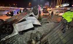 Üç aracın karıştığı kazada 2 otomobil takla attı