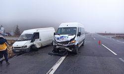 Yolcu minibüsü ile kamyonet çarpıştı, çok sayıda yaralı var