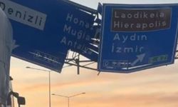 Yönlendirme tabelasına çarpan tırın dorsesi yola savruldu