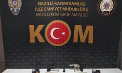 Nazilli’de işyerinde ruhsatsız silahlarla yakalandı