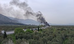 Otomobil önce bariyerlere çarptı sonra alev alev yandı