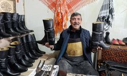 Asırlık kalıplarla körüklü çizme üretiyor