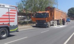 Atık taşıma kamyonu alev aldı