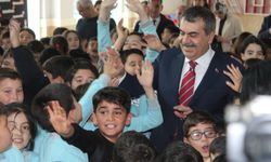 Bakan Tekin'den Aydınlı miniklere halı saha sözü