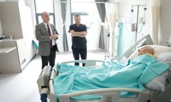 Başkan Kaya’dan vefa.. Zafer Savcı’yı yalnız bırakmadı