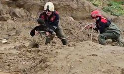 Çamura saplanan çocukları itfaiye kurtardı