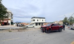 Direksiyon hakimiyetini kaybetti, 2 ağaç ve elektrik direğini yerinden söktü