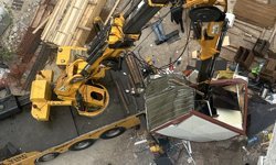 İnşaat kulübesinin üzerine vinç düştü, yaralı işçiler var