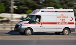 Kamyon ile otomobil çarpıştı.. Yaralılar var