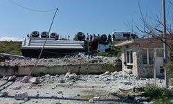 Kontrolden çıkan tır okul bahçesine devrildi