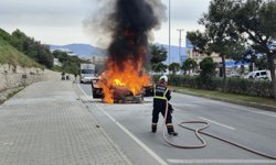 Kuşadası’nda aynı noktada 2 otomobil küle döndü