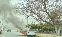 Kuşadası’nda seyir halindeki otomobil alev aldı