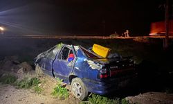 Tarlaya uçan otomobildeki 1 kişi öldü, 1 kişi de yaralandı