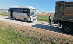 Midibüs kamyona arkadan çarptı