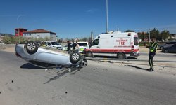 Otomobil aydınlatma direğine çarpıp ters döndü