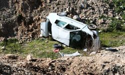 Otomobil boş araziye uçtu, çok sayıda yaralı var