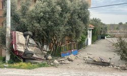 Otomobil evin bahçe duvarına çarptı, 1 ölü, 1 yaralı
