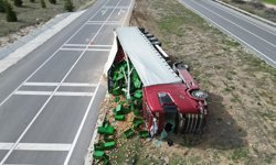 Patates yüklü tır devrildi