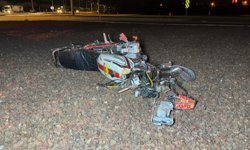 Refüje çarpıp parçalanan motosiklette 2 kişi yaralandı