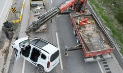 Refüje girip yan yatan araçta 1 kişi öldü, 2 kişi yaralandı