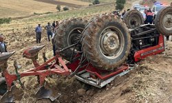 Traktör kazasında 41 yaşındaki baba hayatını kaybetti, 12 yaşındaki oğlu kurtuldu