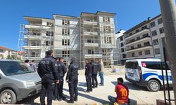 Üzerinde 2 işçinin çalıştığı iskele çöktü