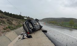 Otomobil devrildi, yaralılar var