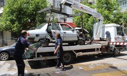 Aydın’da otomobil yandı, sürücüyü vatandaşlar kurtardı