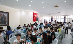 Başkan Çerçioğlu’nun destekleri ile satranç öğrenen öğrenciler hamlelerini yarıştırdı