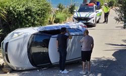 Duvara çarpan otomobil devrildi