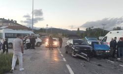 Kavşakta iki otomobil çarpıştı