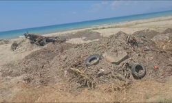 Kuşadası Belediyesi’nden utandıran manzara.. Çöp, moloz, pislik..