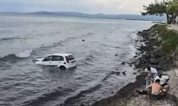 Kuşadası’nda otomobil denize uçtu